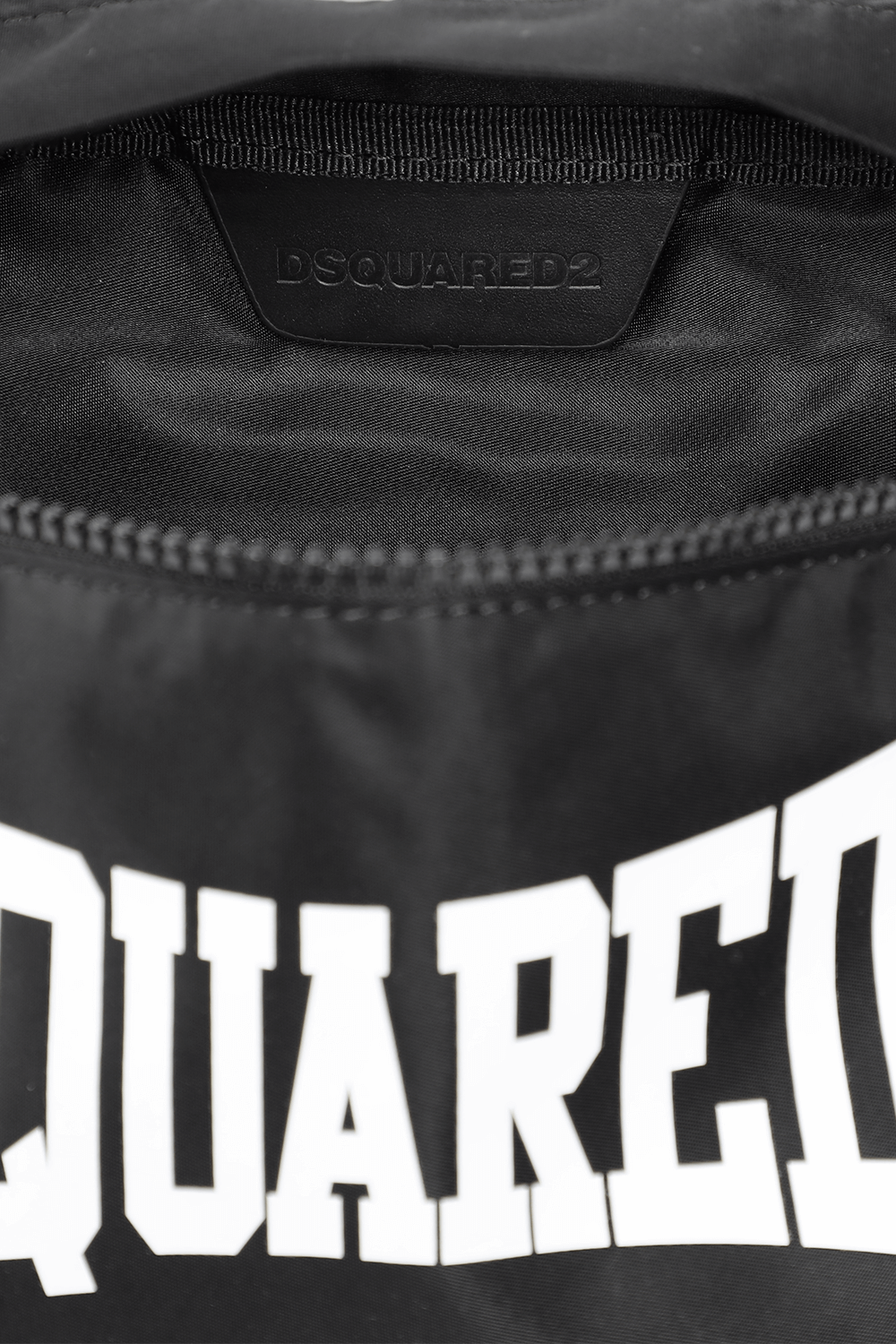 תמונת פנים של תיק פאוץ` לוגו שחור