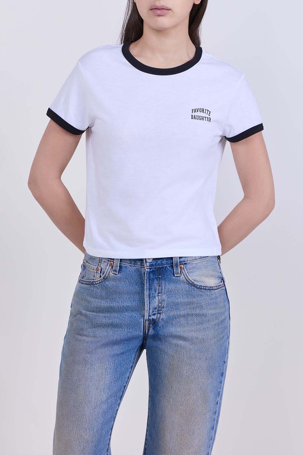 תמונת דוגמן קידמית של חולצת טי בגזרה ישרה