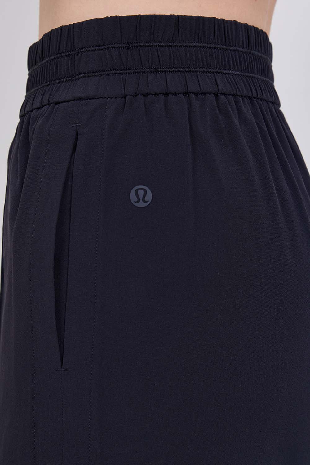 תמונת תקריב דוגמן של Breezily Mid-Rise Pant Regular