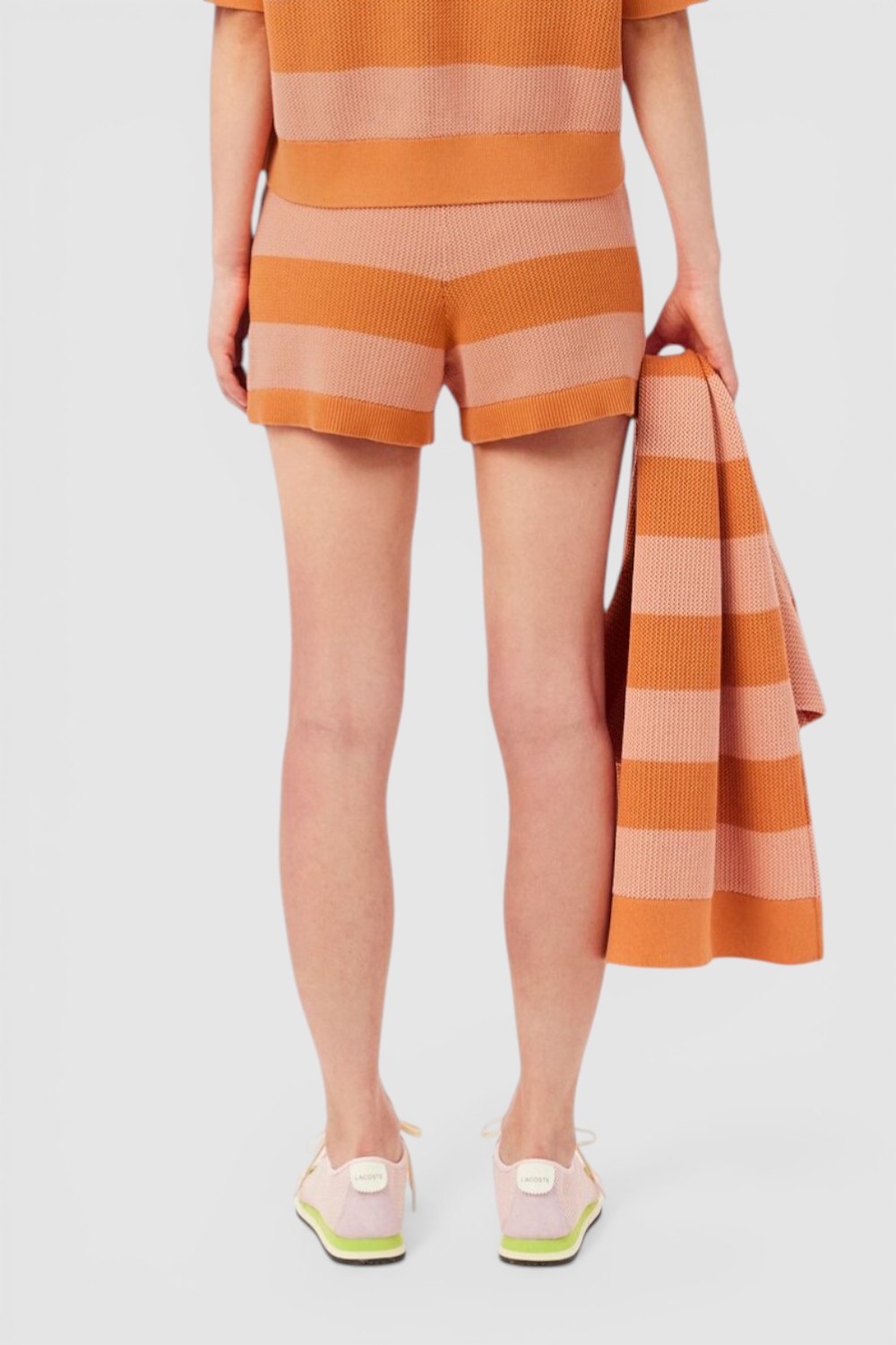 תמונת דוגמן אחורית של מכנסיים קצרים