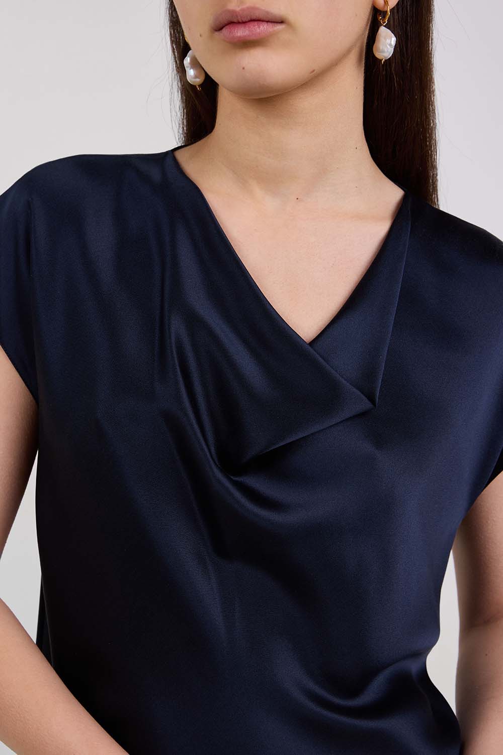 תמונת תקריב דוגמן של חולצת משי