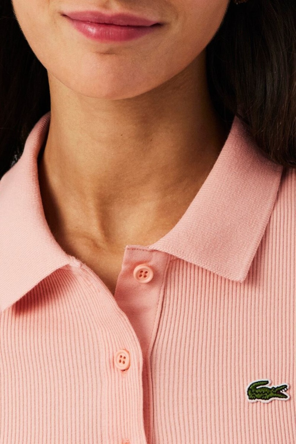 תמונת תקריב דוגמן של חולצת פולו סלים פיט