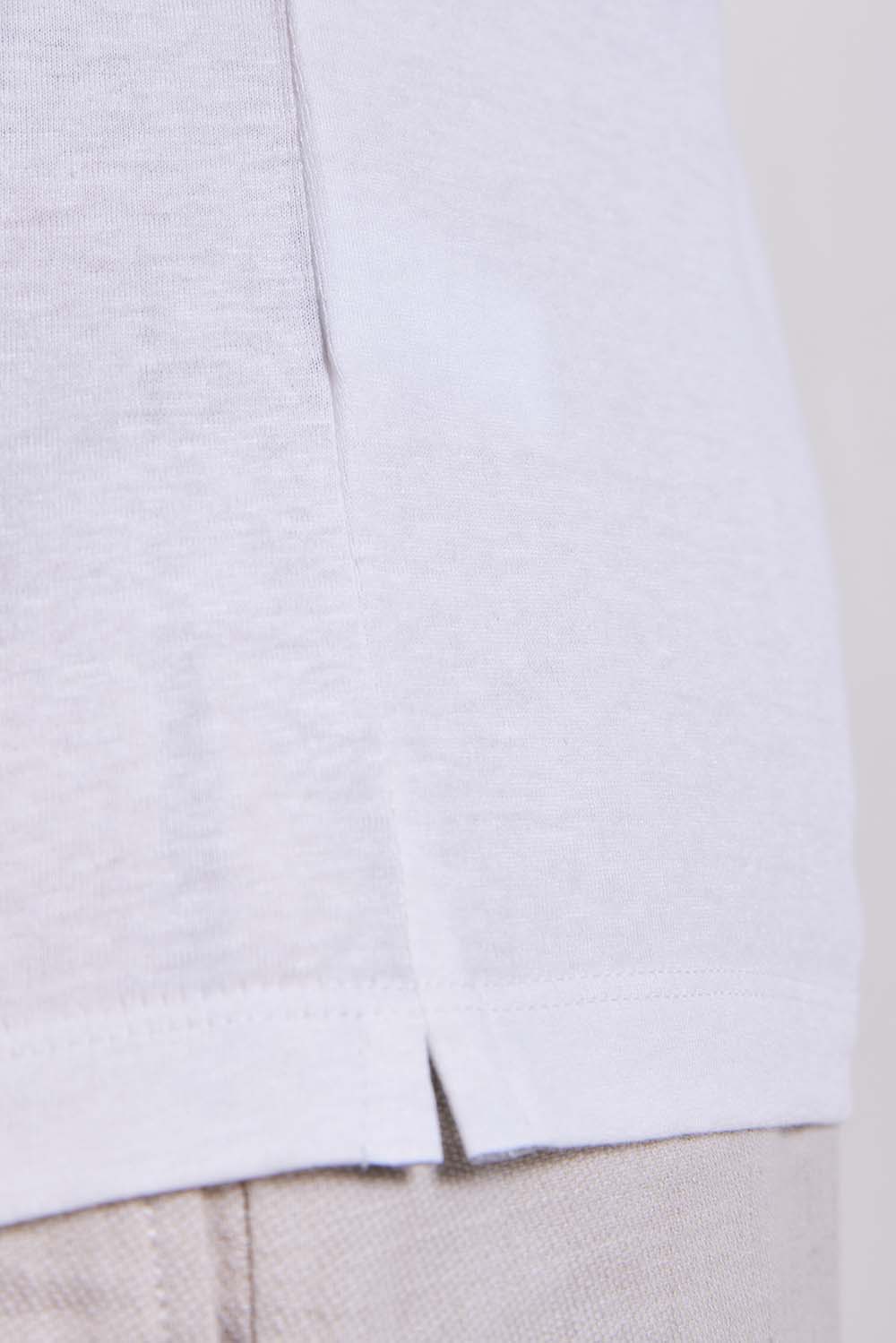 תמונת תקריב דוגמן של חולצת טי בגזרה משוחררת