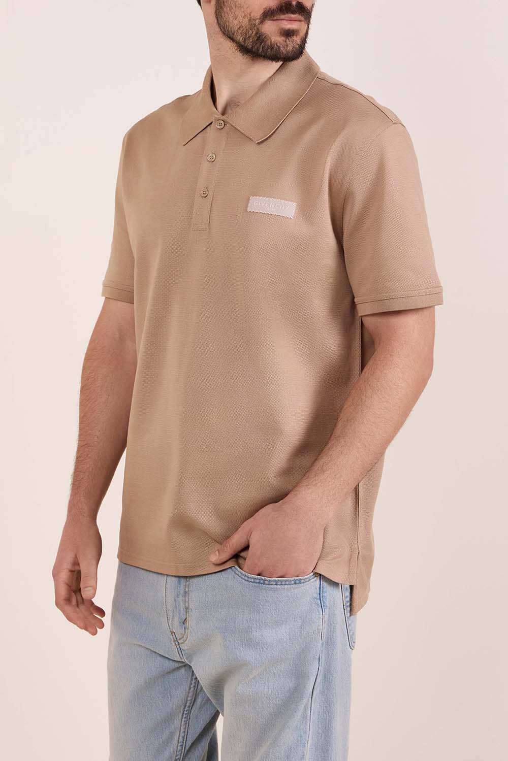 תמונת דוגמן קידמית של חולצת פולו