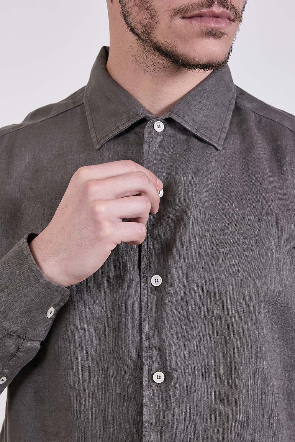 תמונת תקריב דוגמן של חולצה מכופתרת פשתן