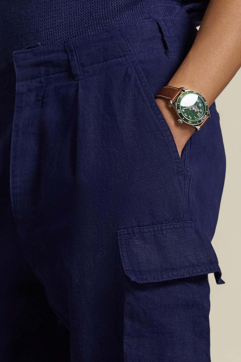 תמונת תקריב דוגמן של מכנסי קרגו מפשתן