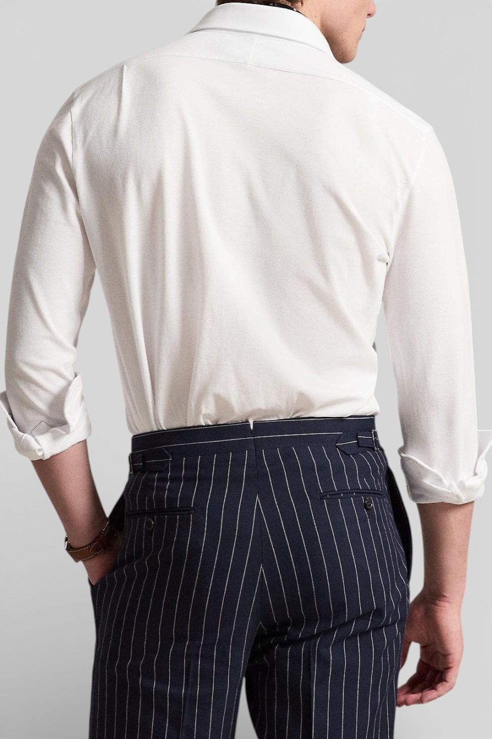 תמונת דוגמן אחורית של חולצה מכופתרת