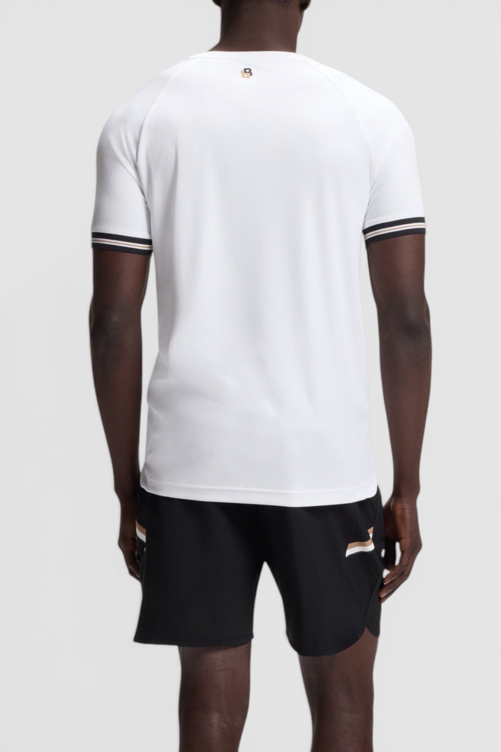 תמונת דוגמן אחורית של חולצת טי בגזרת סלים