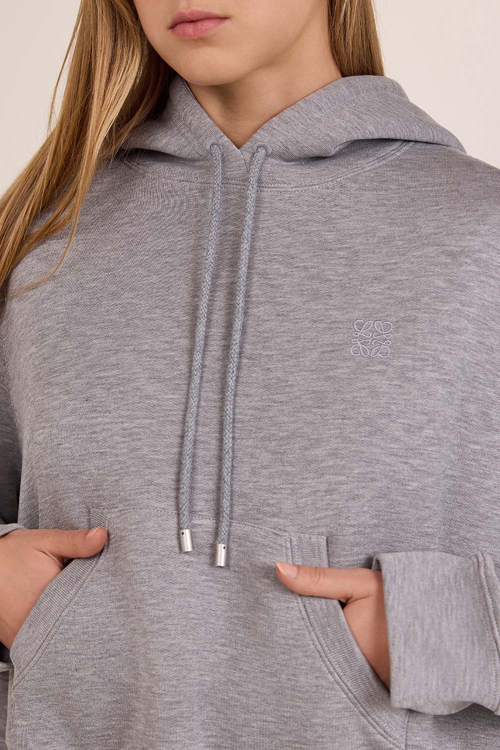 תמונת תקריב דוגמן של סווטשירט קפוצ'ון