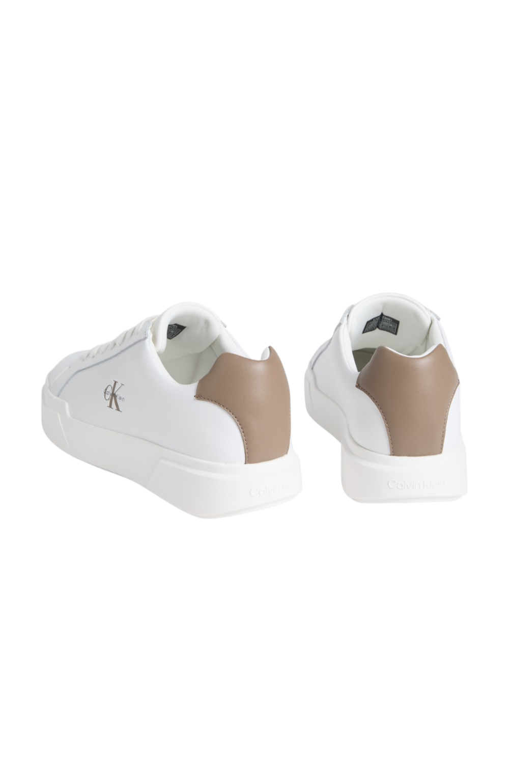 תמונת תקריב של נעלי סניקרס