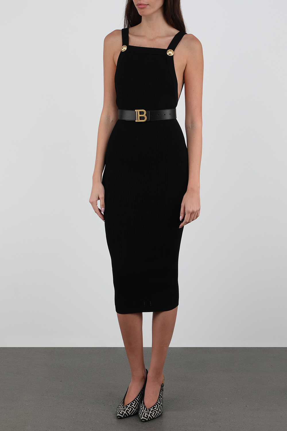 תמונת דוגמן קידמית של חגורה מעור עם לוגו מוזהב בצבע שחור