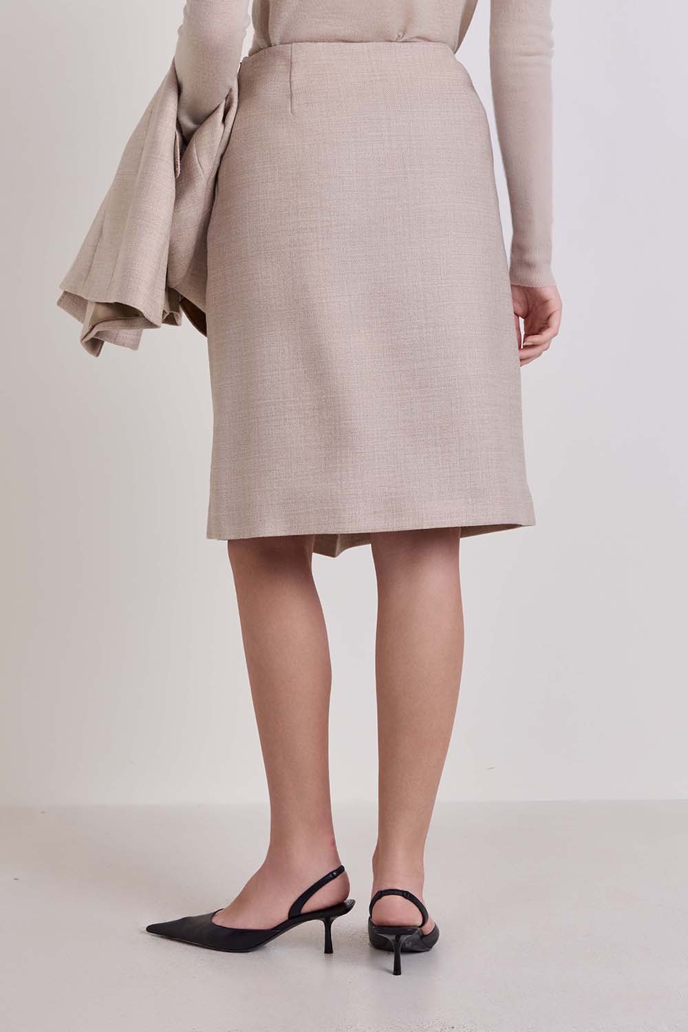 תמונת דוגמן אחורית של חצאית צמר מידי