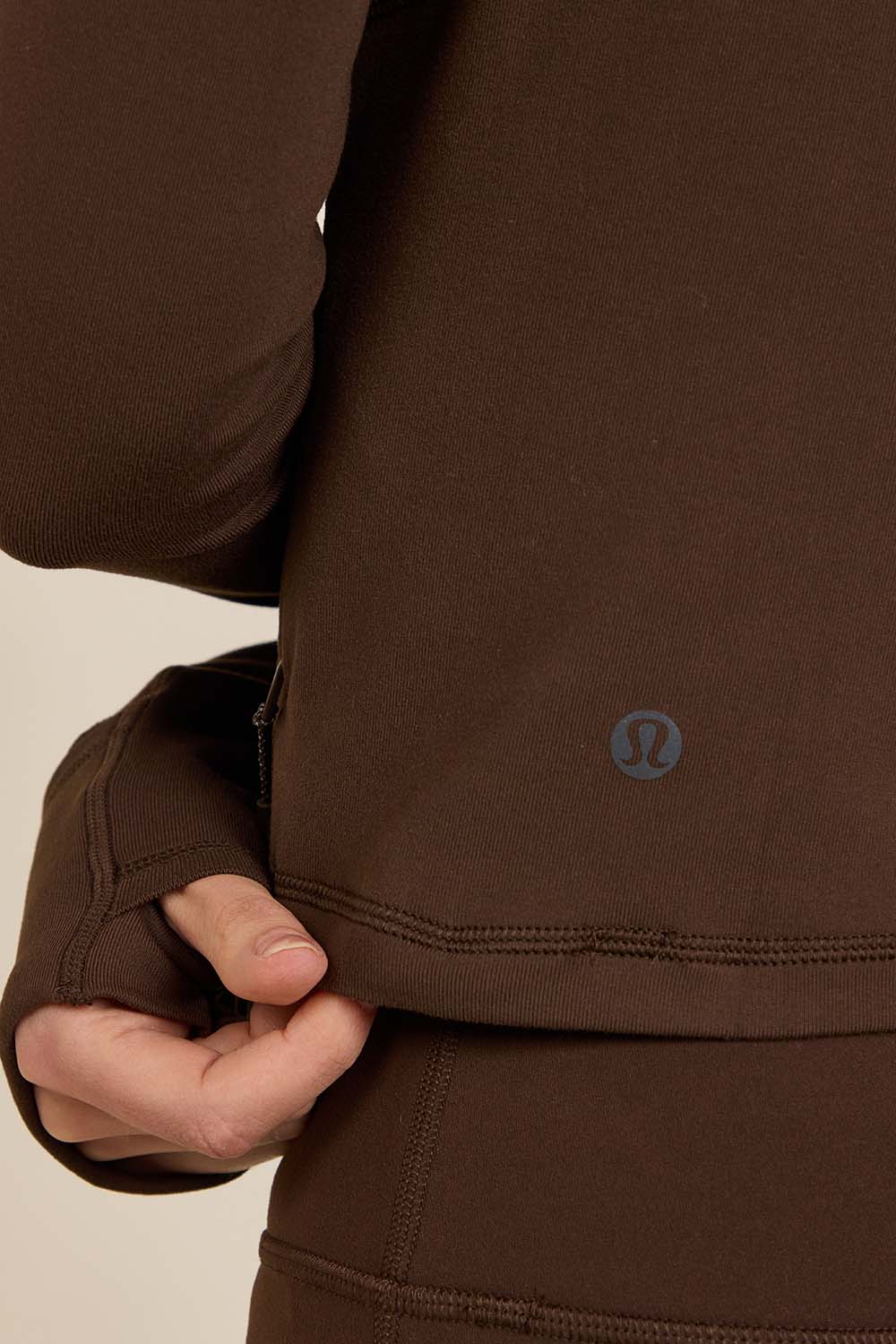 תמונת תקריב דוגמן של It's Rulu Cropped Half Zip