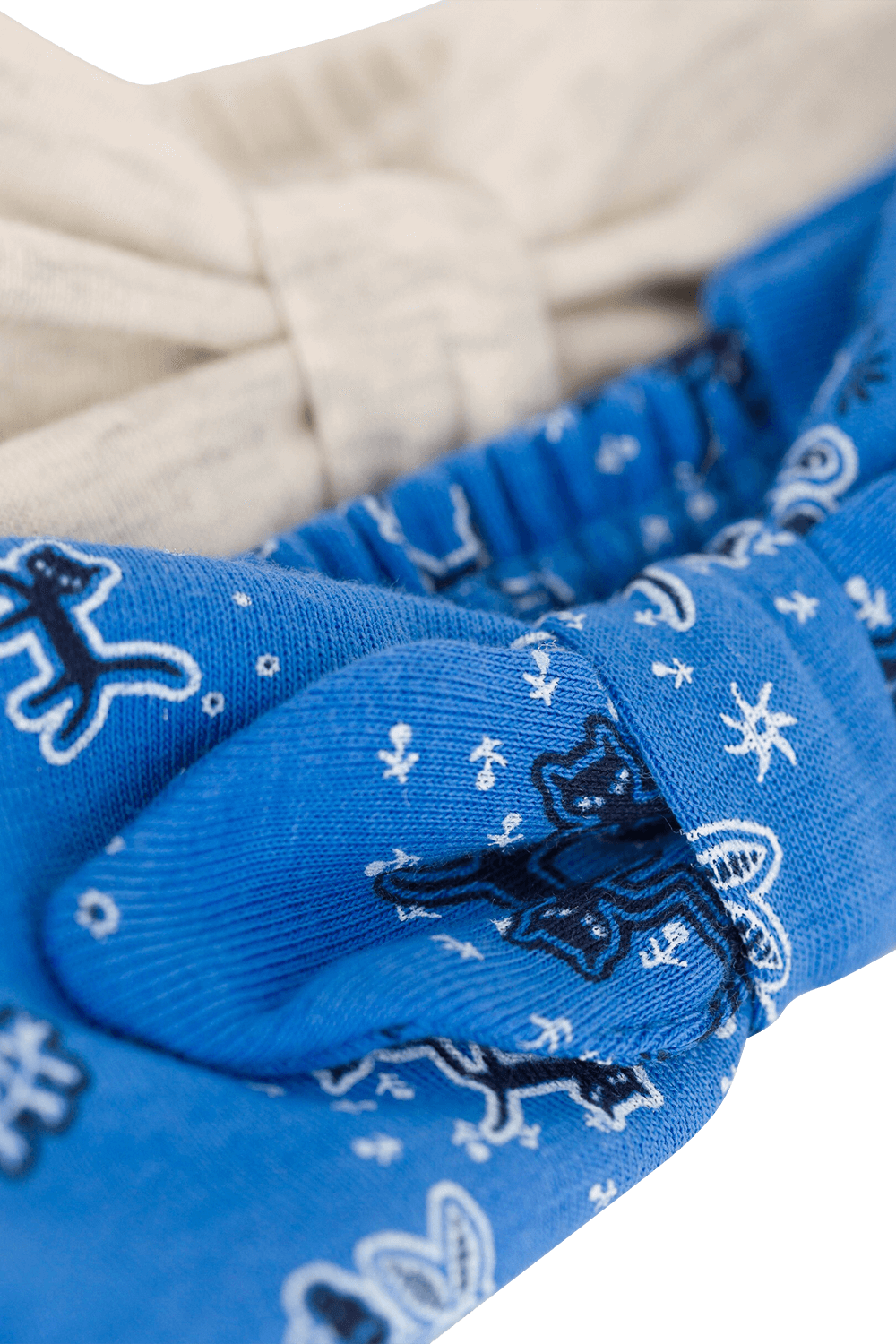 תמונת תקריב של מארז שני פפיונים לשיער בגווני כחול ולבן