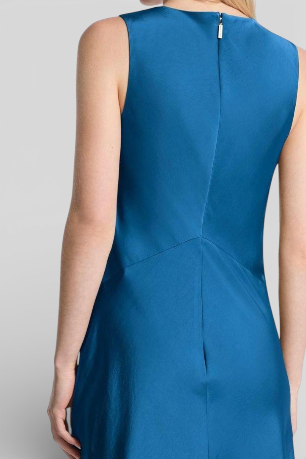 תמונת תקריב דוגמן של שמלת מידי