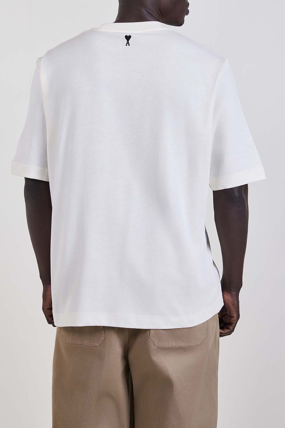 תמונת דוגמן אחורית של חולצת טי