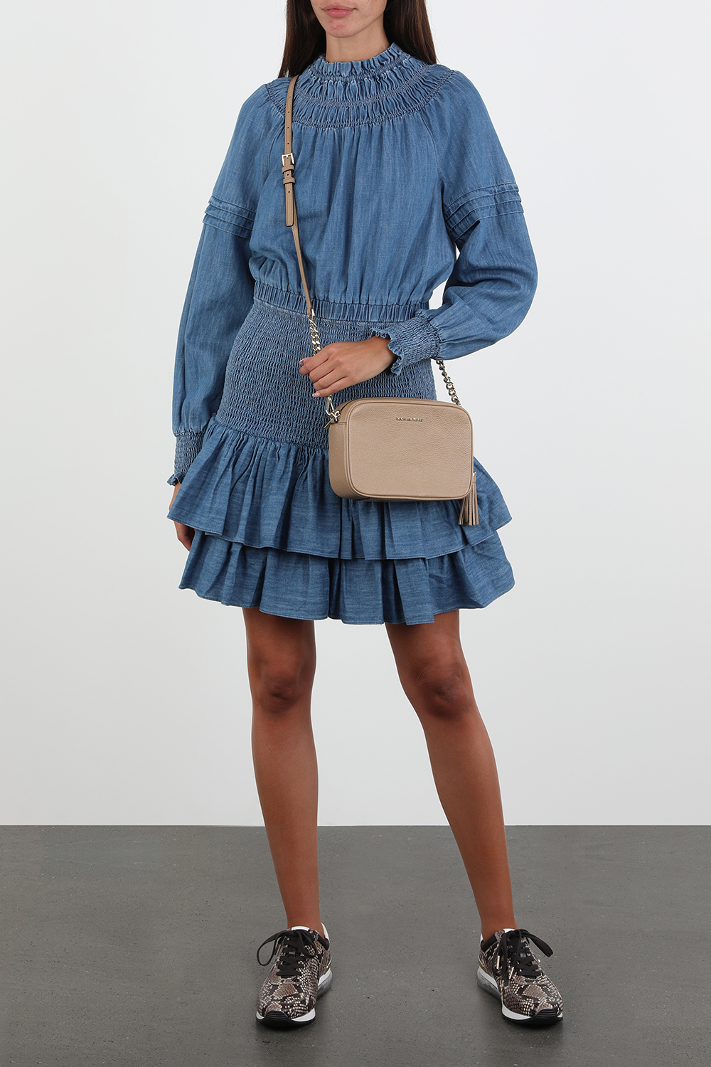 תמונת דוגמן קידמית של תיק קאמרה בצבע קאמל