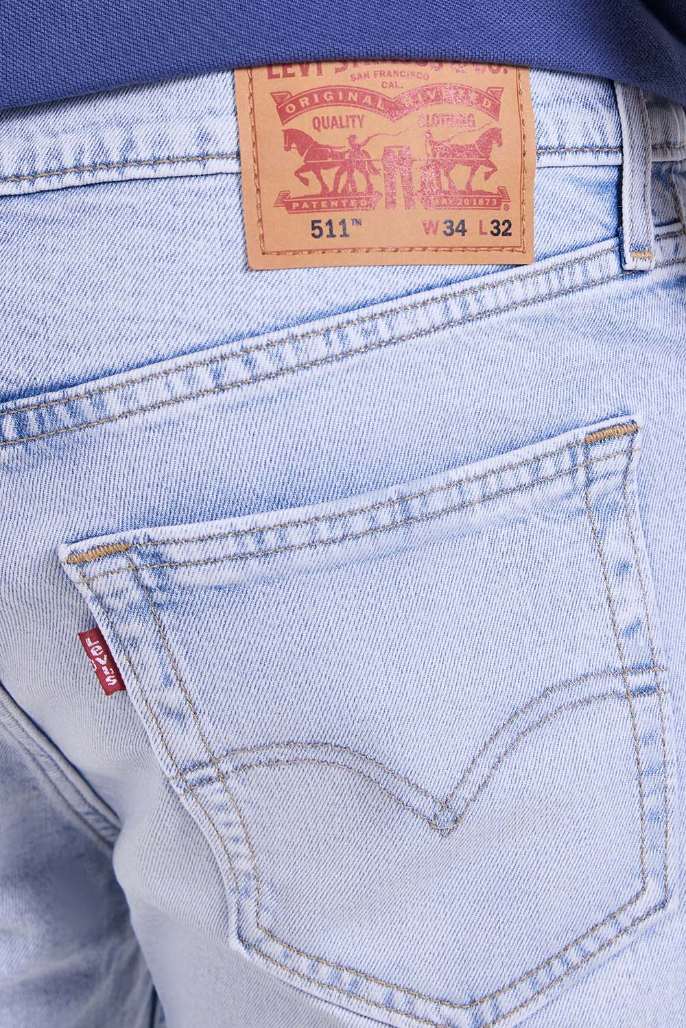 תמונת תקריב דוגמן של מכנסי ג'ינס סלים 511