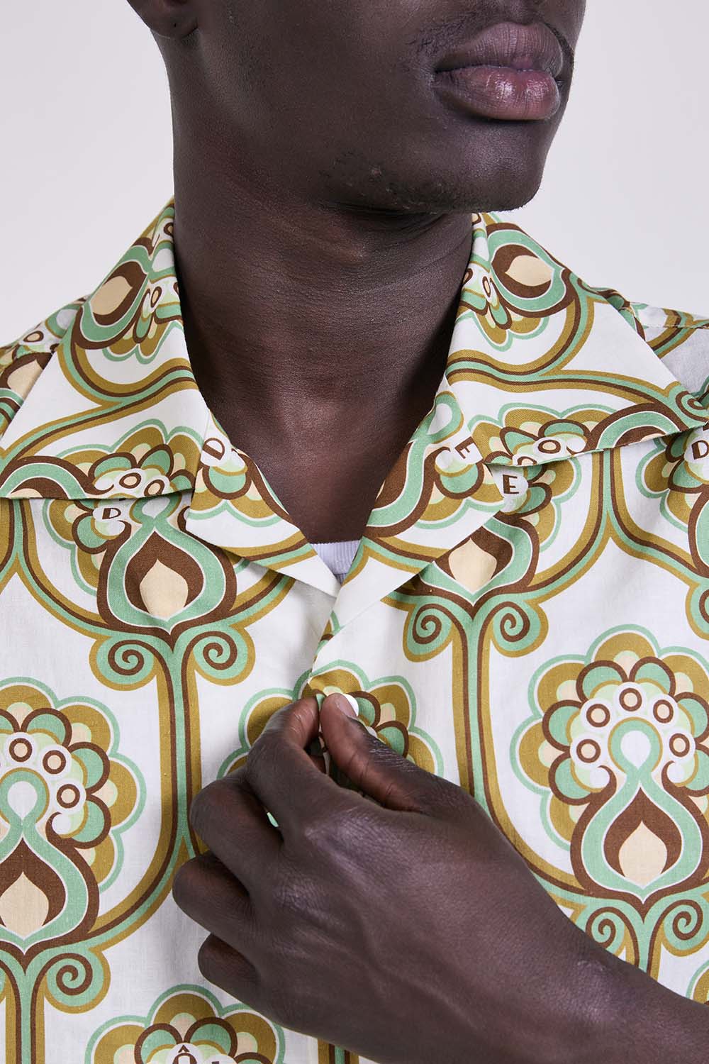 תמונת תקריב דוגמן של חולצת כפתורים קצרה