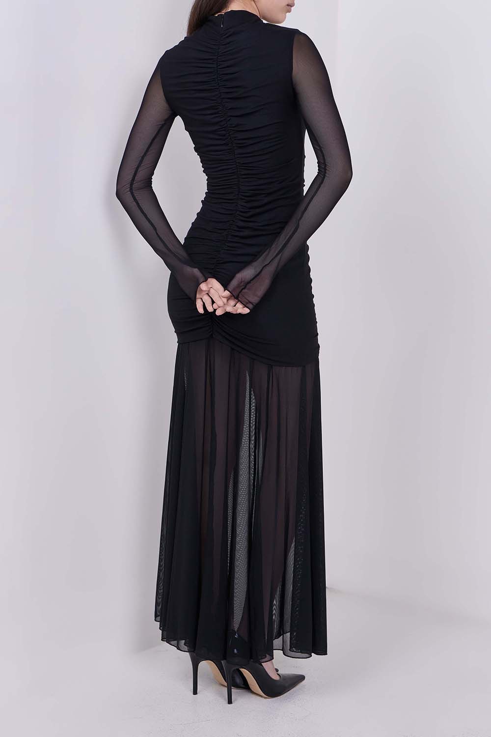 תמונת דוגמן אחורית של שמלת מקסי כיווצים