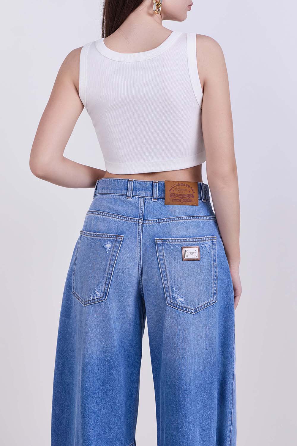 תמונת דוגמן אחורית של גופייה בגזרת קרופ