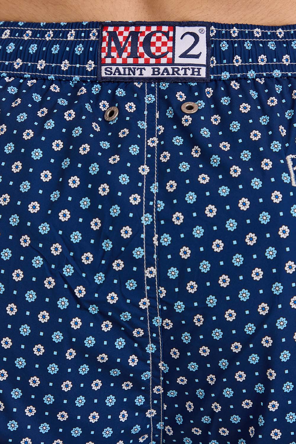 תמונת תקריב דוגמן של מכנסי בגד ים