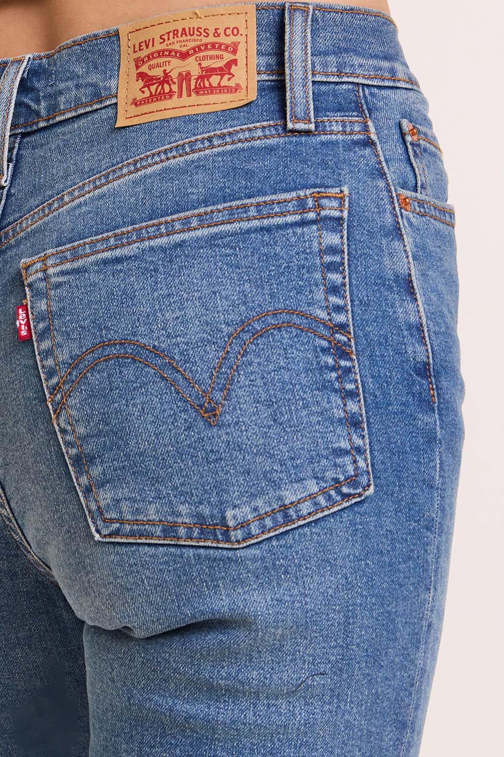 תמונת תקריב דוגמן של מכנסי ג'ינס וודג'י בגזרה ישרה