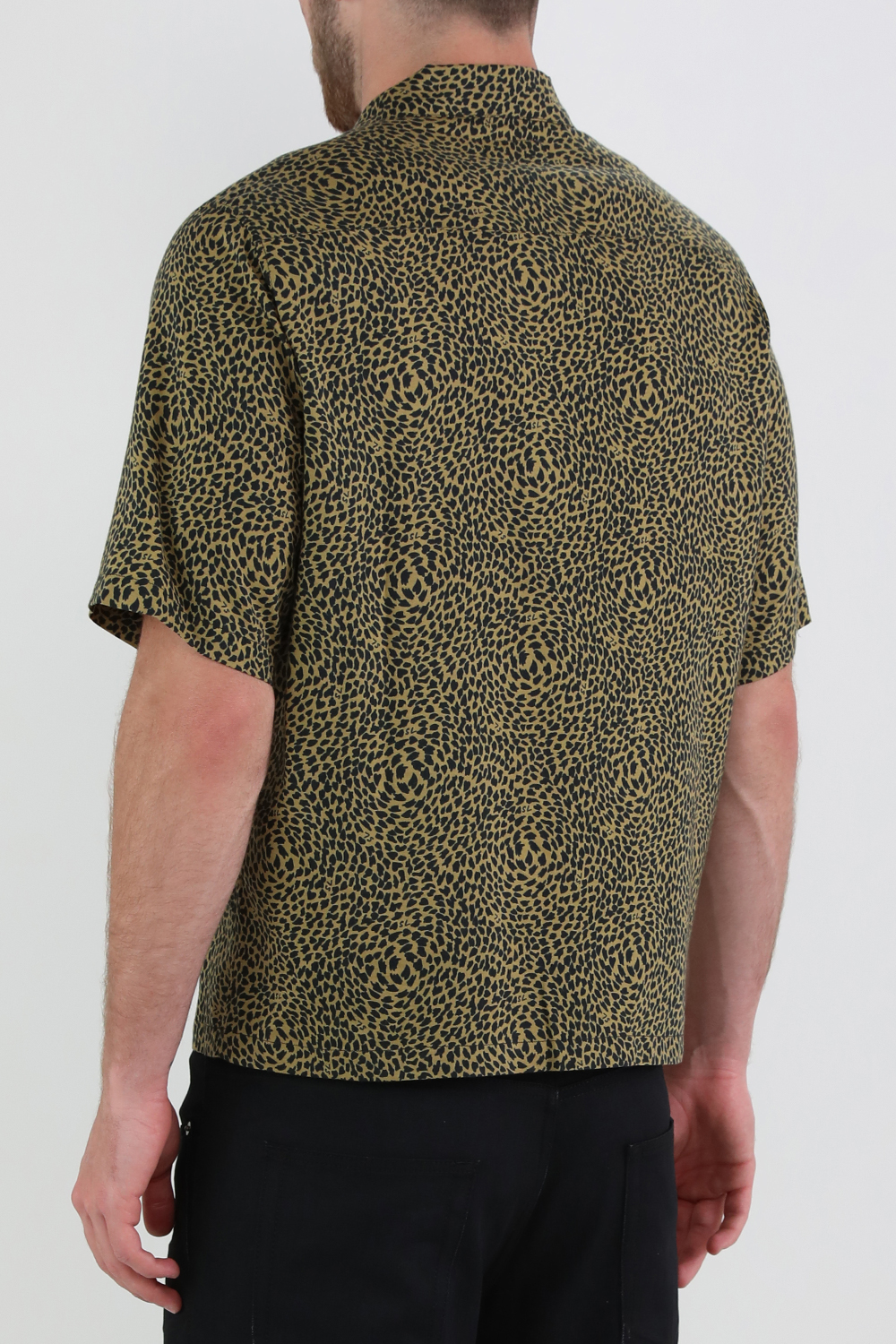 תמונת דוגמן אחורית של חולצה מכופתרת הוואי עם הדפס מנומר