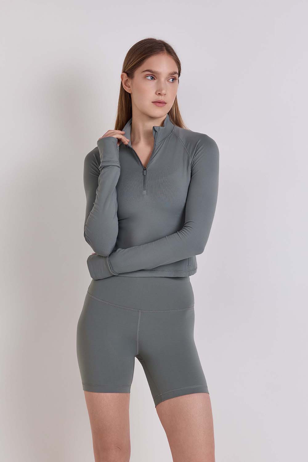 תמונת דוגמן קידמית של It's Rulu Cropped Half Zip