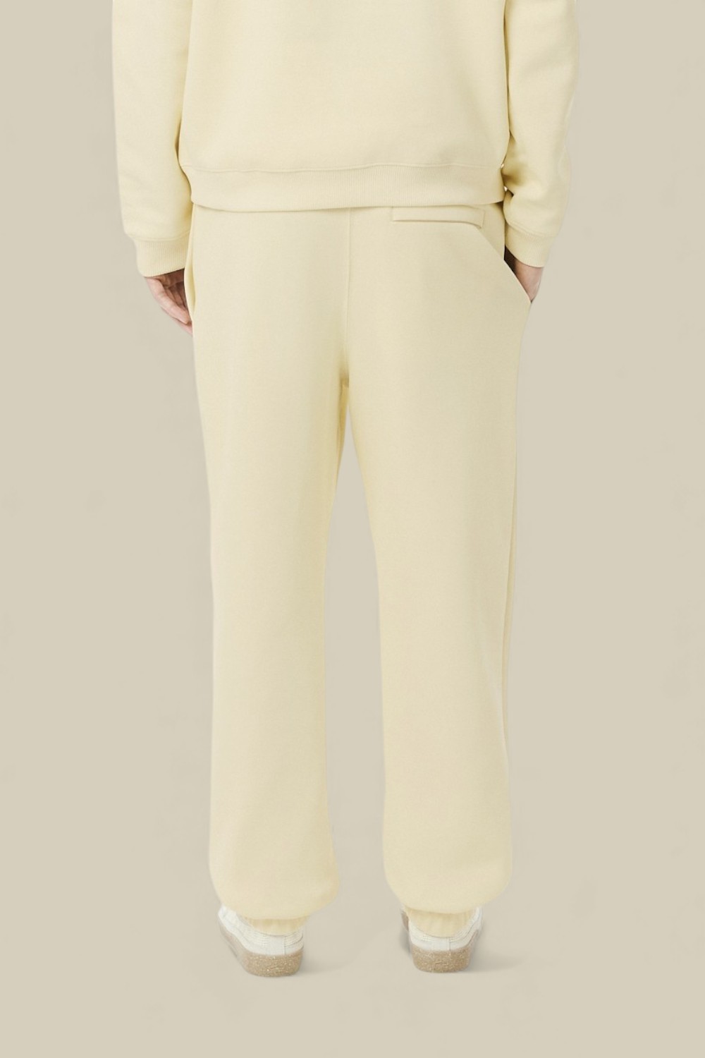 תמונת דוגמן אחורית של מכנסי ג'וגר