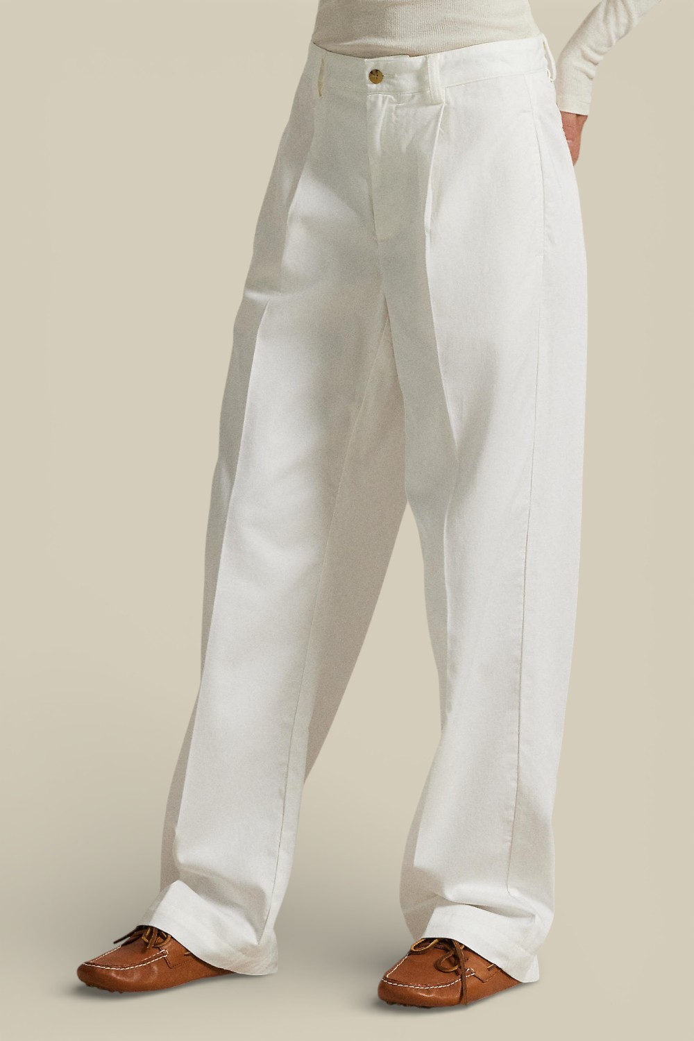 תמונת דוגמן קידמית של מכנסי צ'ינו בגזרה משוחררת