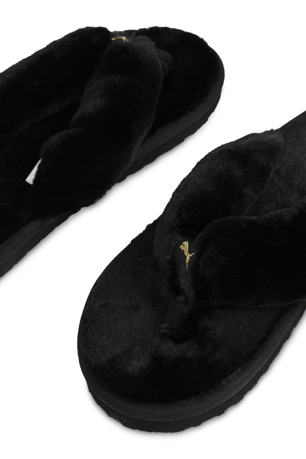 תמונת תקריב של כפכפים דמוי פרווה בגוון שחור