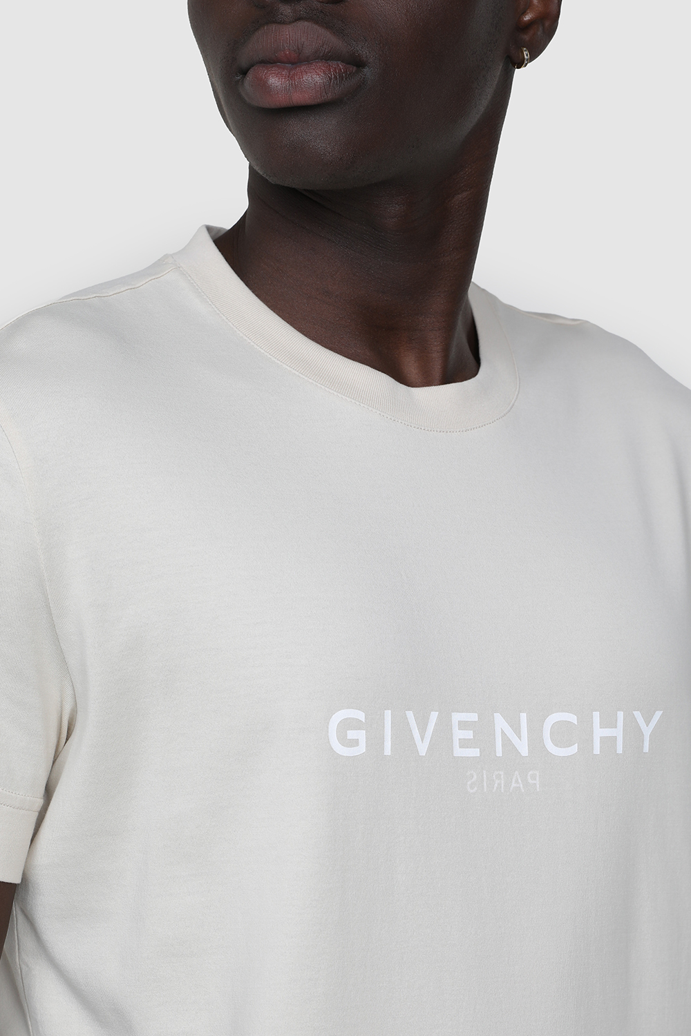 תמונת תקריב דוגמן של חולצת טי סלים