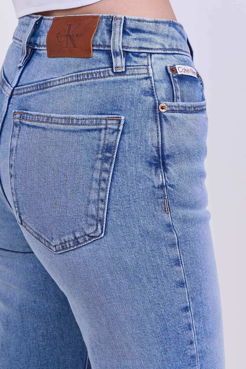 תמונת תקריב דוגמן של מכנסי ג'ינס בגזרה גבוהה וישרה