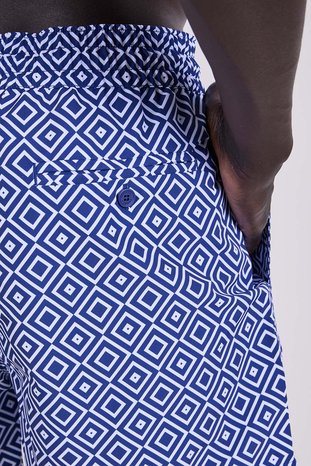 תמונת תקריב דוגמן של מכנסי בגד ים