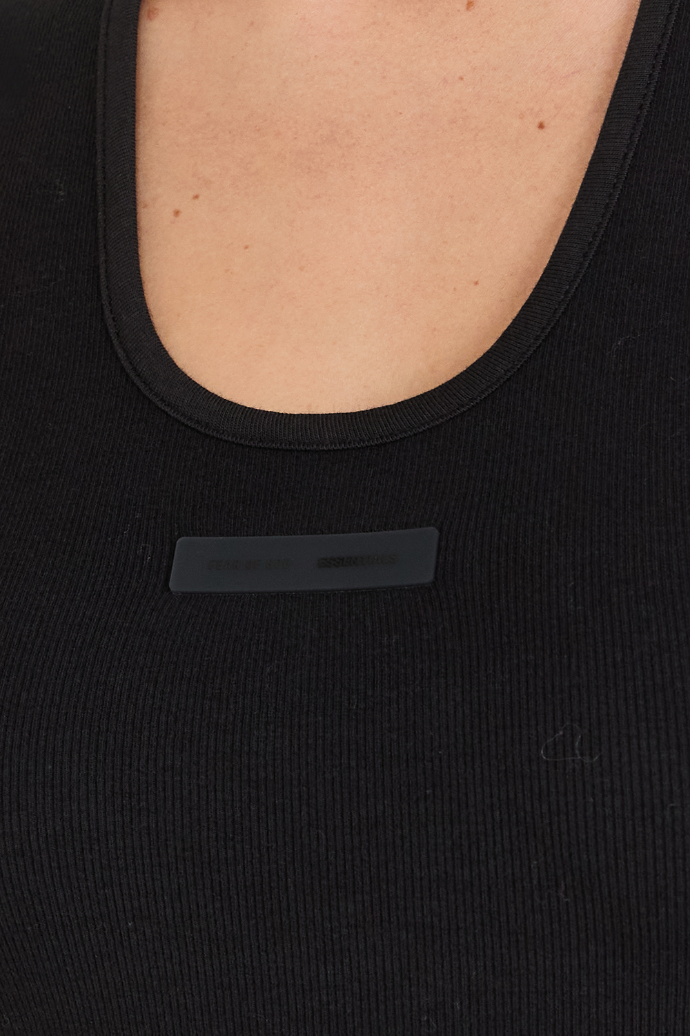 תמונת תקריב דוגמן של גופיית ריב