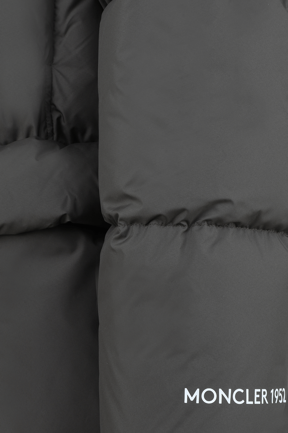 תמונה אחורית של מונקלר 1952 מעיל פאפר ארוך מרוכסן