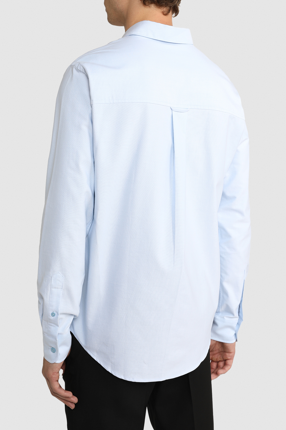 תמונת דוגמן אחורית של חולצת כפתורים ארוכה