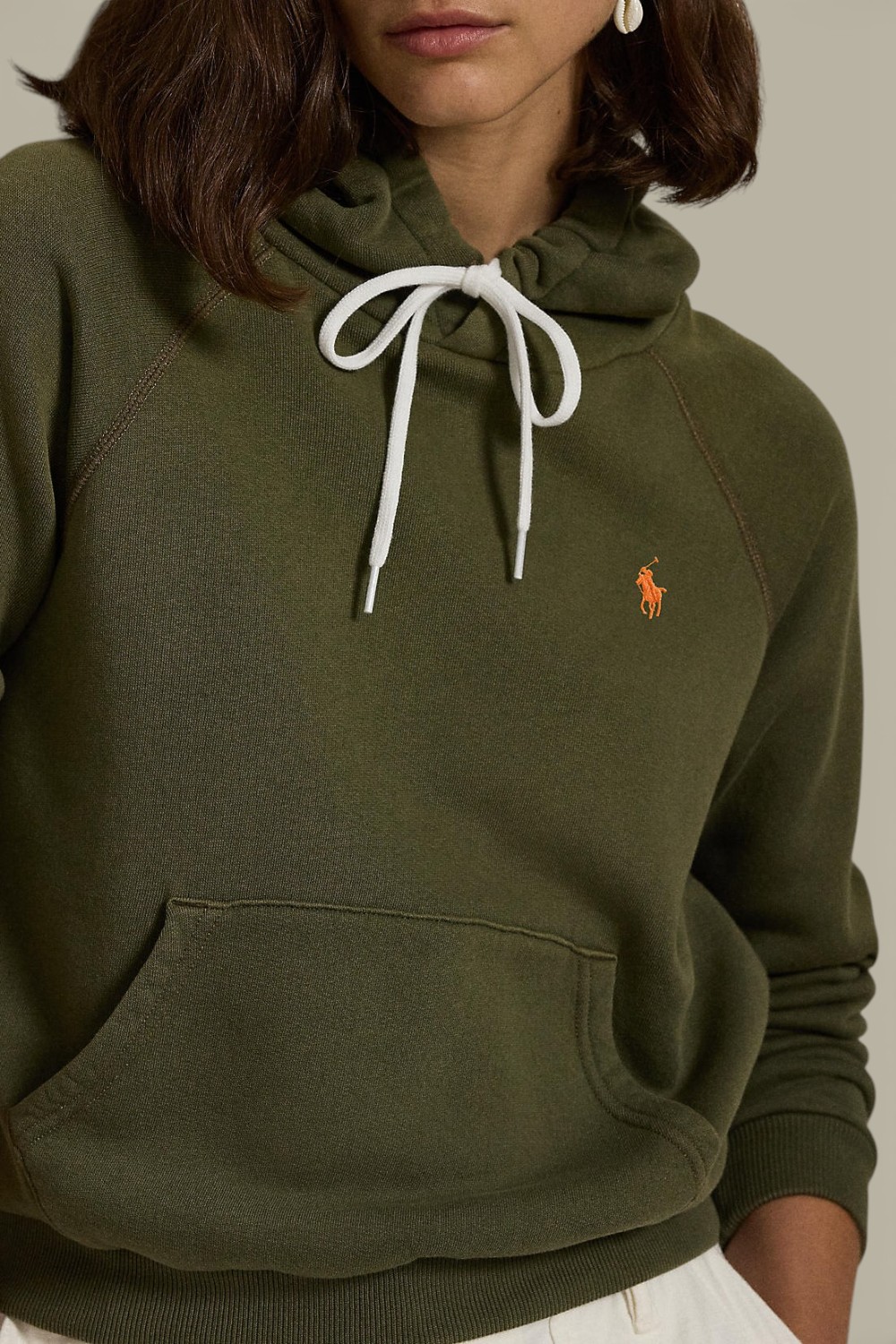 תמונת תקריב דוגמן של סווטשירט קפוצון