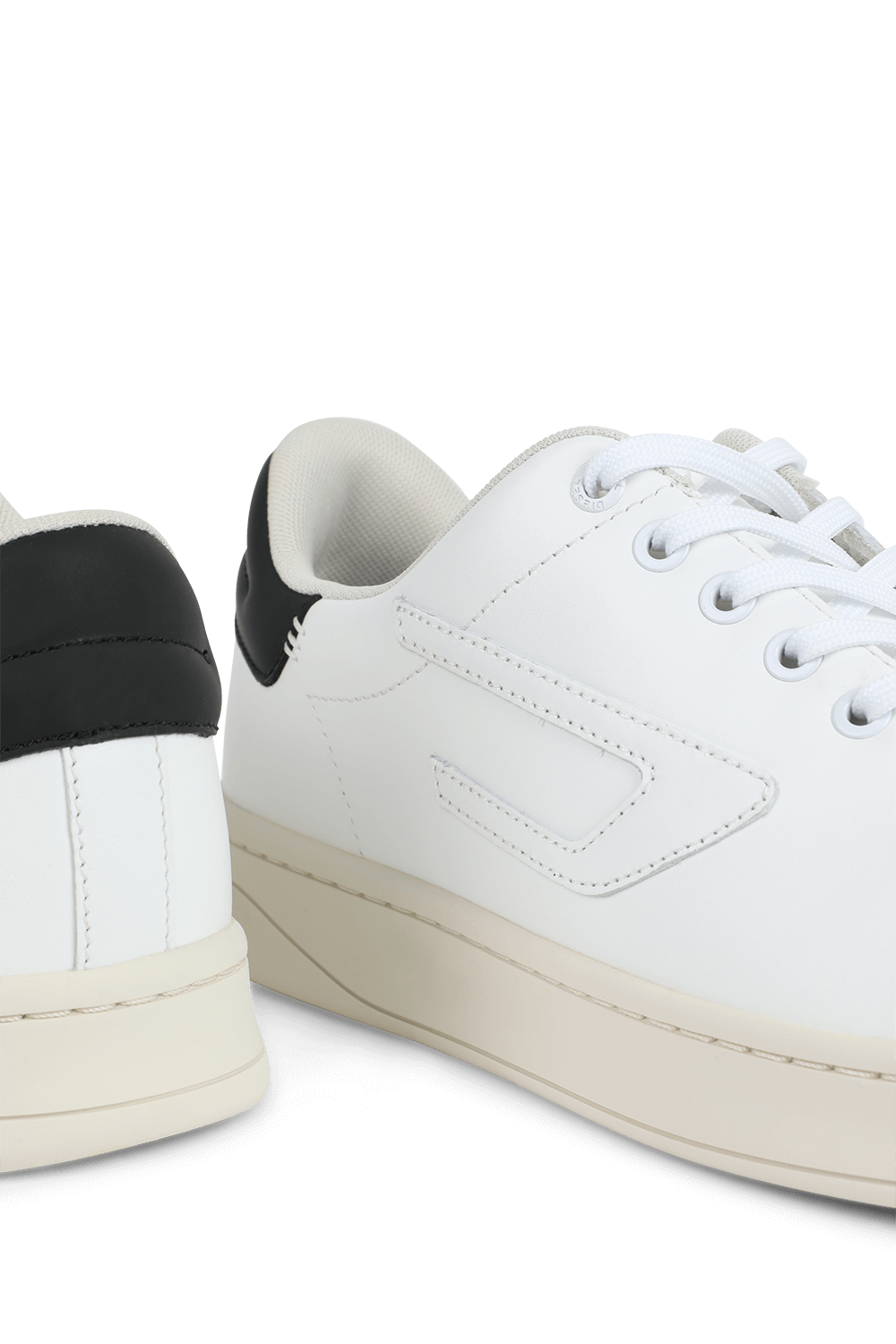 תמונת תקריב של סניקרס עור לבנות נמוכות וממותגות