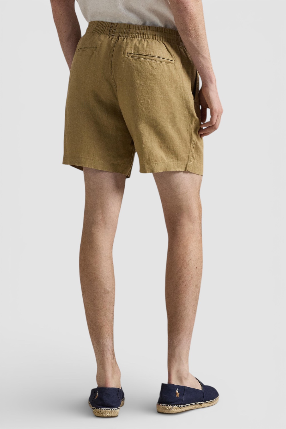 תמונת דוגמן אחורית של מכנסיים קצרים