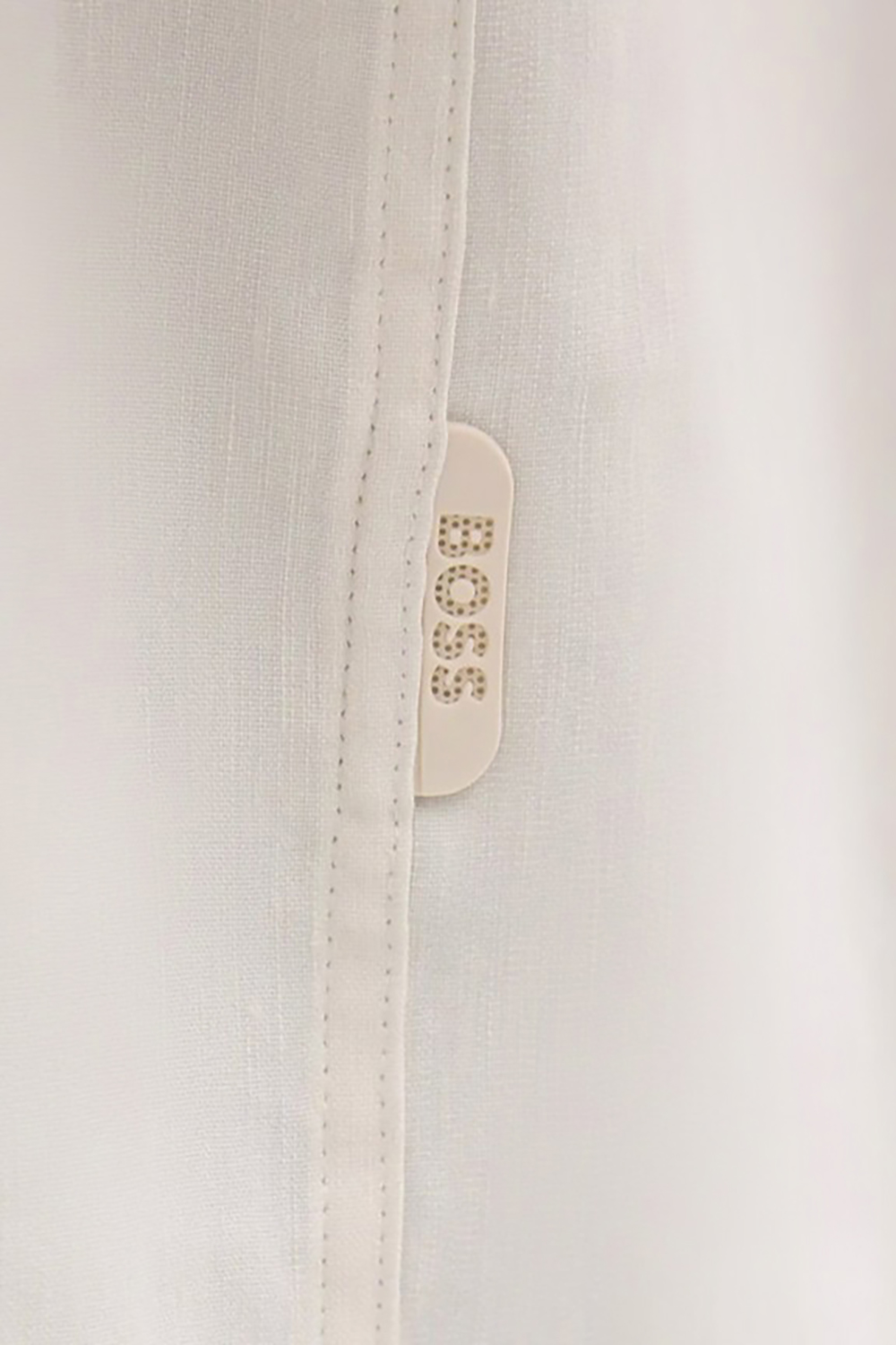 תמונת תקריב דוגמן של חולצת כפתורים קצרה