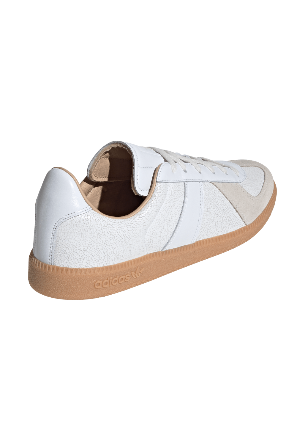 תמונת תקריב של נעלי סניקרס עור