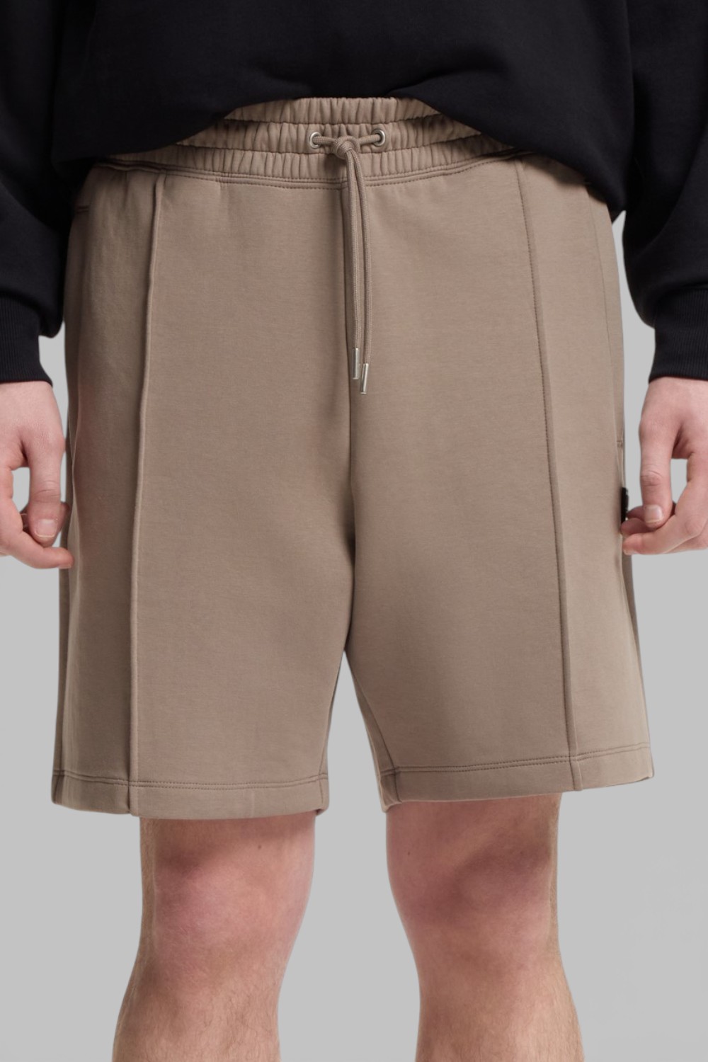 תמונת תקריב דוגמן של מכנסי ג'וגר קצרים