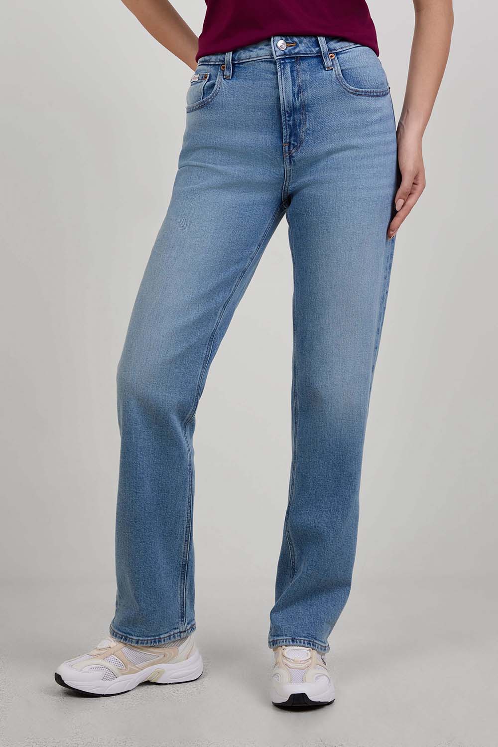 תמונת דוגמן קידמית של מכנסי ג'ינס בגזרה גבוהה וישרה