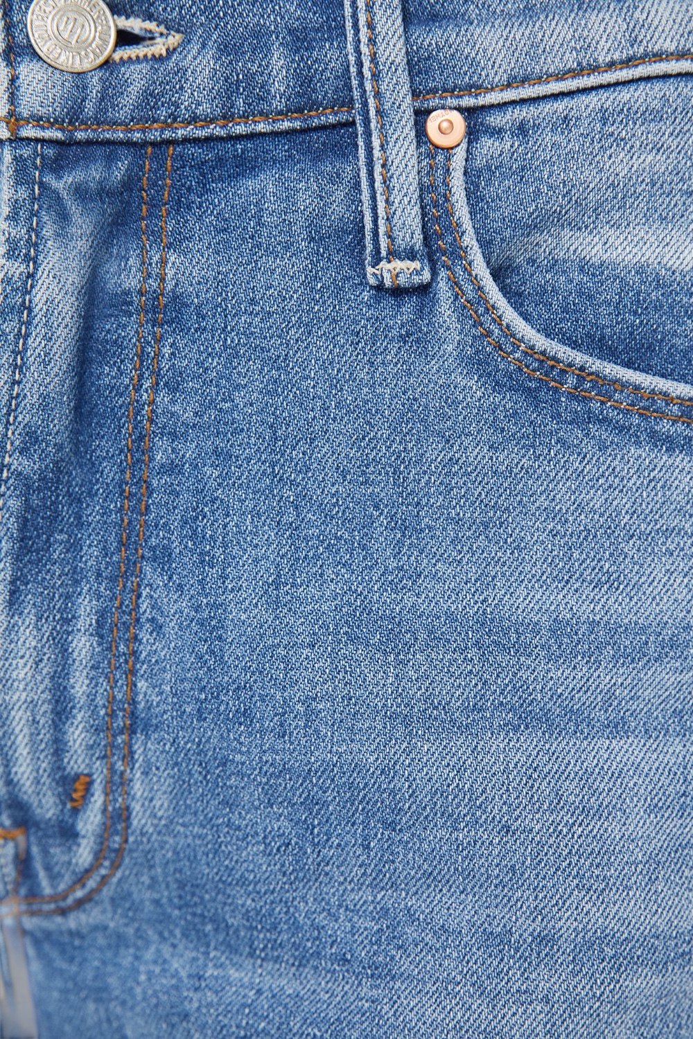 תמונת תקריב דוגמן של מכנסי ג'ינס בגזרת פלייר