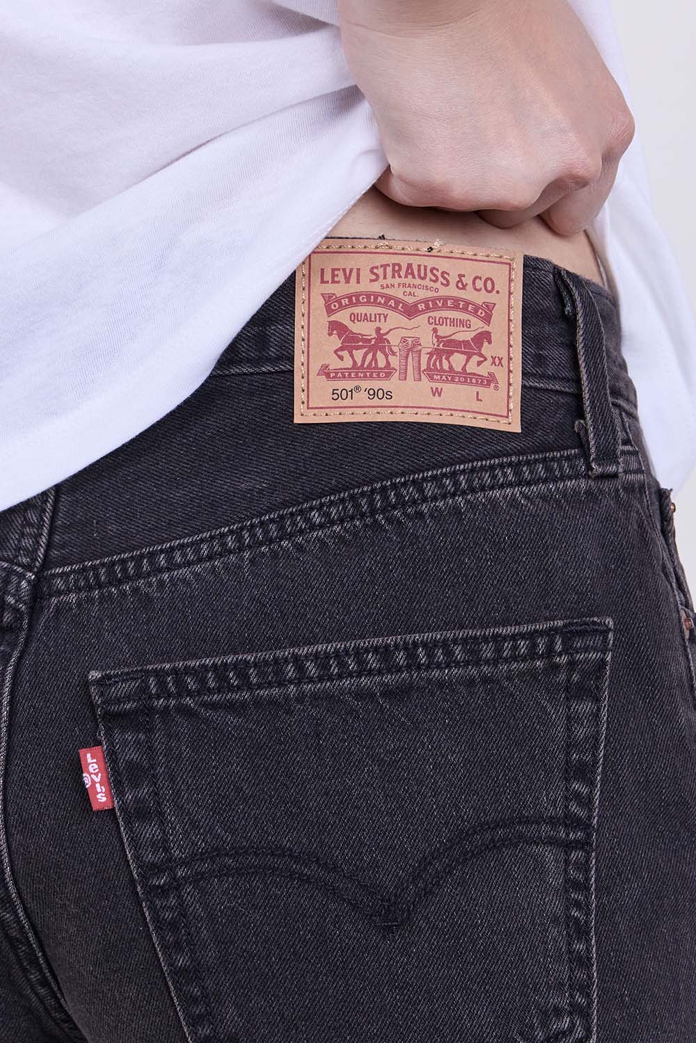 תמונת תקריב דוגמן של מכנסי ג'ינס 501 90S בגזרה ישרה