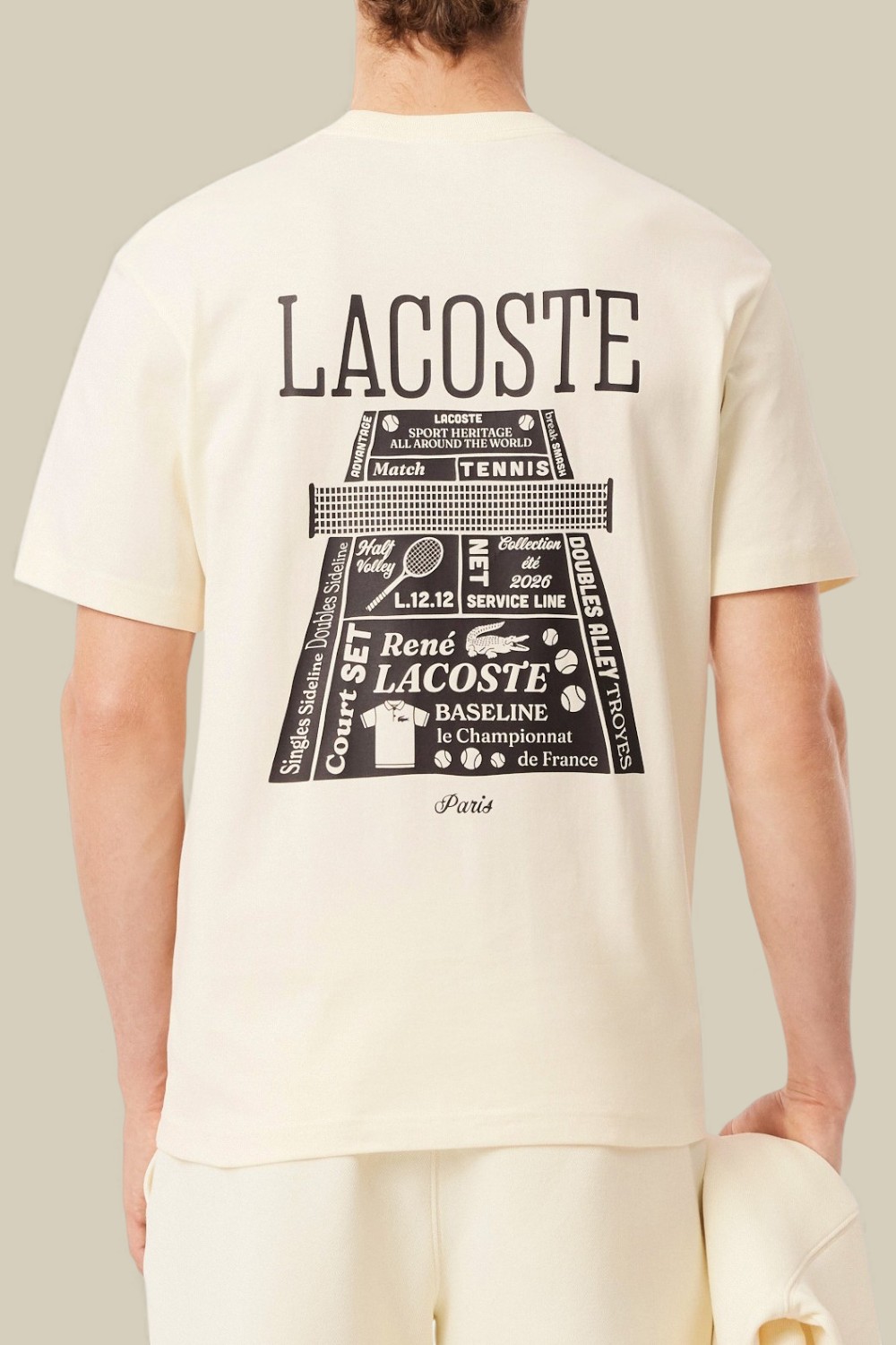 תמונת דוגמן אחורית של חולצת טי עם הדפס בגב