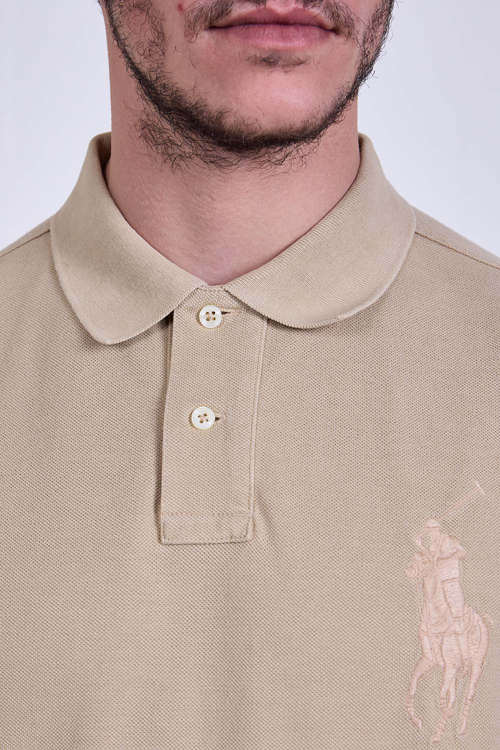 תמונת תקריב דוגמן של חולצת פולו סלים