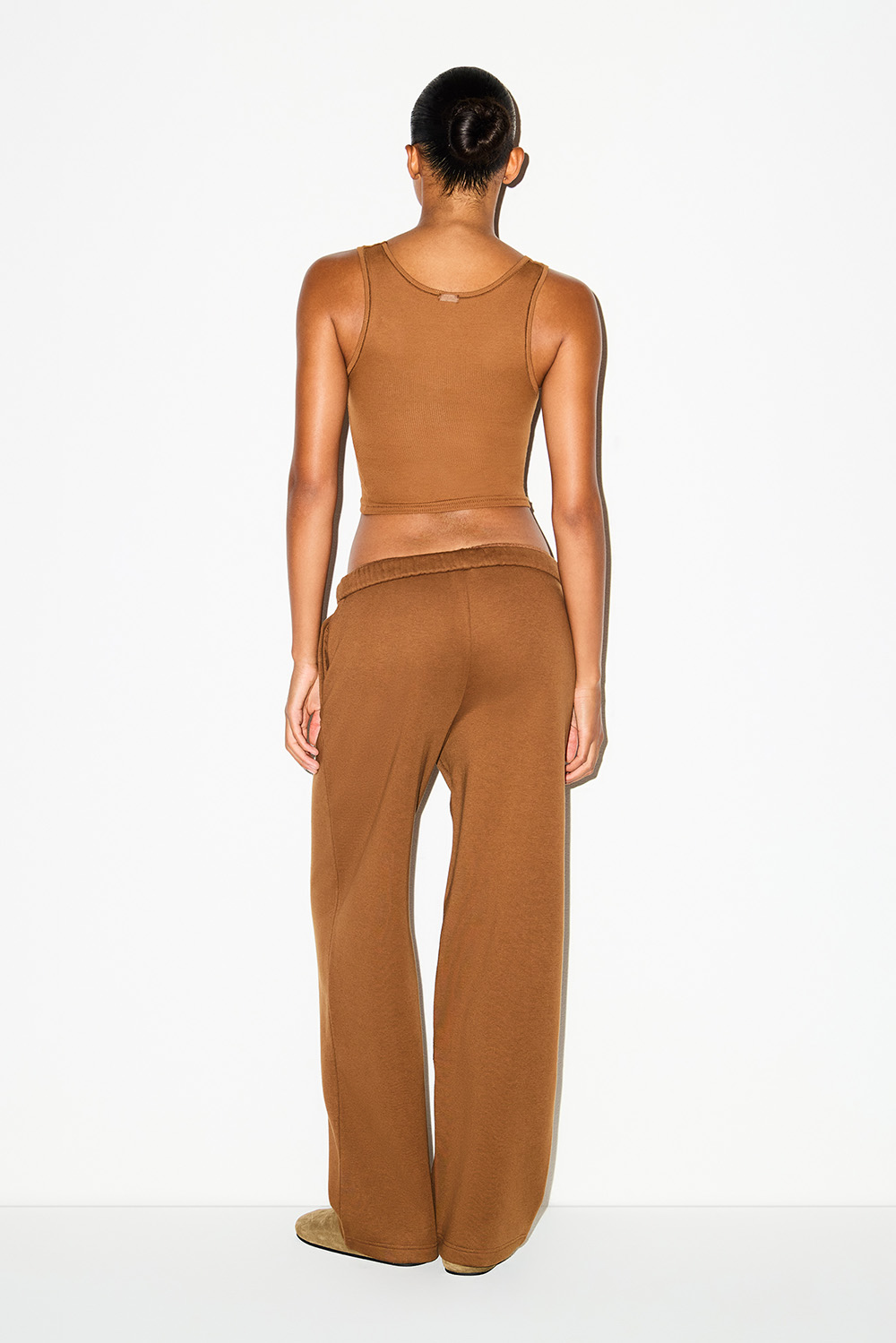 תמונת דוגמן אחורית של CLASSIC STRAIGHT LEG PANT